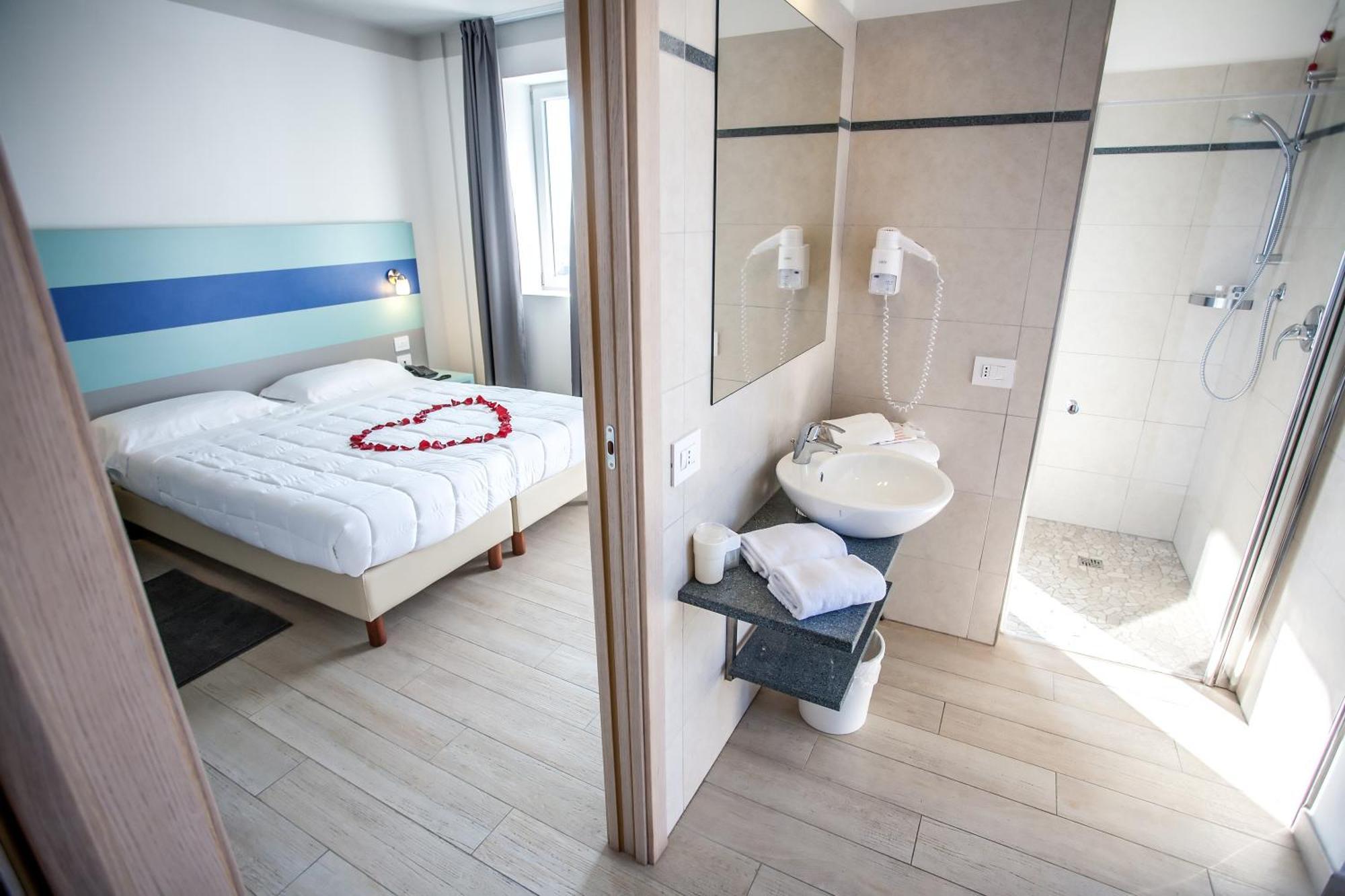 Hotel Oceanomare Punta Marina Rum bild